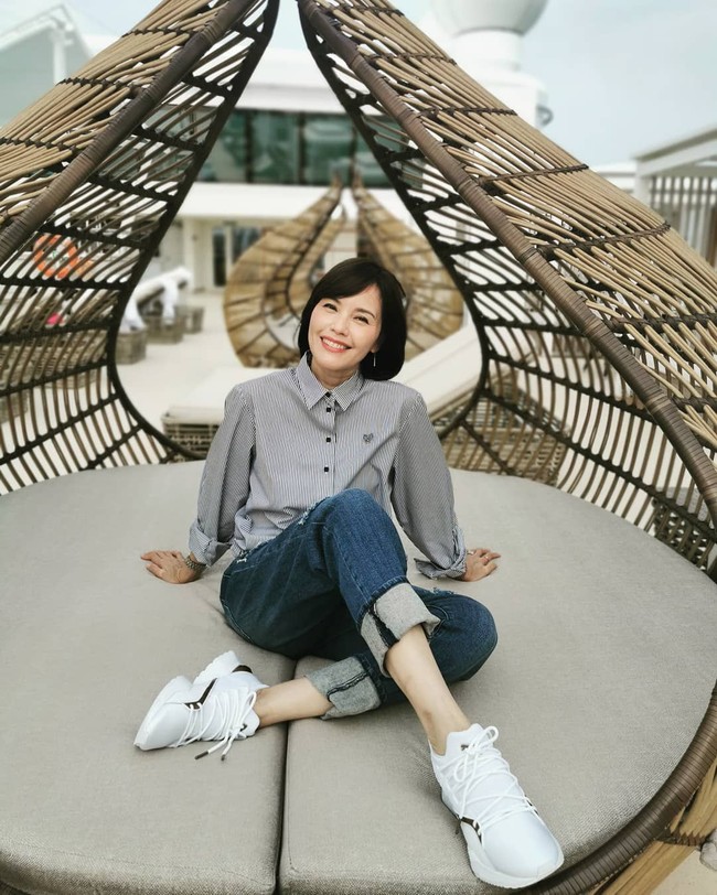  Di usia yang sudah setengah abad, penampilan Zoe disebut terlihat awet muda. Meskipun ada beberapa kerutan di wajahnya, artis 51 tahun ini tetap memesona. Foto: Instagram