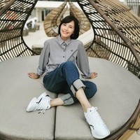  Di usia yang sudah setengah abad, penampilan Zoe disebut terlihat awet muda. Meskipun ada beberapa kerutan di wajahnya, artis 51 tahun ini tetap memesona. Foto: Instagram