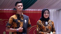 Sambutan dan tepuk tangan dari para penonton diberikan kepada para model yang berlaga di atas catwalk. Bahkan yel-yel pun disuarakan para penonton saat model jagoannya tampil.
