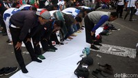 Salat dilakukan di tengah jalan.