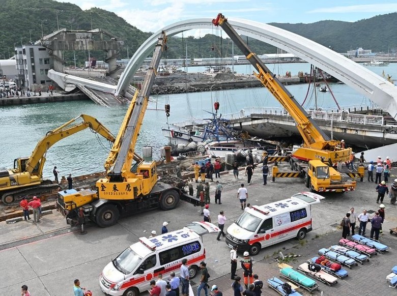 Jembatan Ambrol di Taiwan, 4 Jasad Ditemukan dan 2 Orang Masih Hilang Jembatan Ambrol di Taiwan, 4 Jasad Ditemukan dan 2 Orang Masih Hilang
