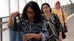 Bangga! Pekerja Kantoran Wara-wiri dengan Batik
