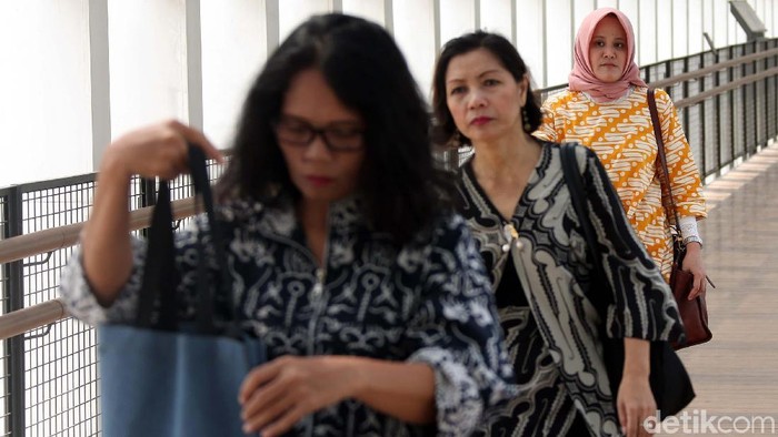 Hari Batik dirayakan bangga dengan warga Jakarta. Seperti para pekerja kantoran ini yang wara-wiri dengan memakai batik.