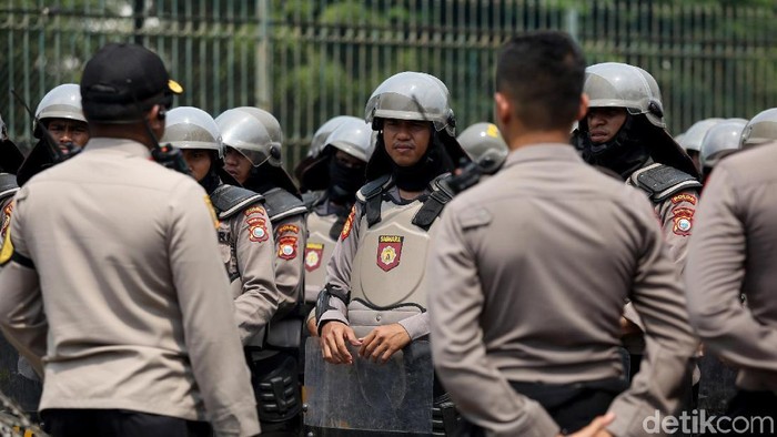 Jelang aksi unjuk rasa buruh, ada ribuan personel gabungan yang dikerahkan untuk amankan gedung DPR. Aksi itu dilakukan untuk menolak revisi UU Ketenagakerjaan.