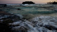 Bahkan ketika matahari terbenam, Tanjung Wora tidak kehilangan pesonanya.