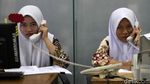 Melihat PNS Jakarta Utara Layani Warga di Hari Batik