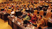 Rapat paripurna dihadiri 107 dari 136 anggota DPD atau senator.