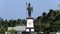 Pahlawan Santiago adalah raja III Manganitu, atau disebut Bataha Santiago yang juga menjadi raja di Kepulauan Sangihe.