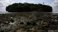 Begini penampakan Tanjung Wora jika air laut surut.