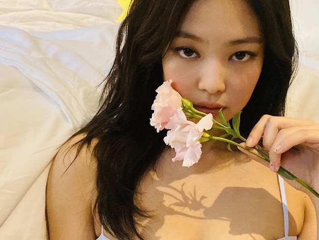 Di Instagram-nya sendiri, Jennie memberikan cuplikan persiapannya sebelum menghadiri fashion show. Foto: Instagram @jennierubyjane