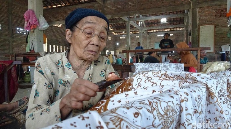Mbah Sripah di Rembang, di Usia 87 Tahun Masih Jernih Membatik Mbah Sripah di Rembang, di Usia 87 Tahun Masih Jernih Membatik