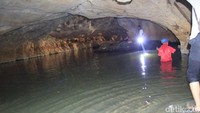 Perjalanan menelusuri gua akan memakan waktu sekitar 45 menit. Bila air sedang tinggi, wisatawan bisa melakukan tubing dari Sanghyang Tikoro yang menjadi pintu keluar gua menuju titik awal Sanghyang Kenit (Yudha/detikcom)