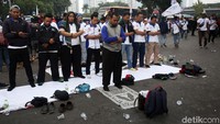 Mereka juga meminta bertemu Ketua DPR Puan Maharani.