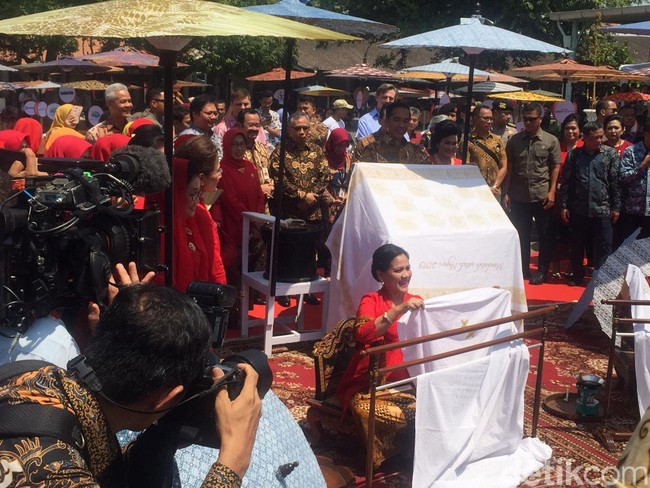 Di acara yang digelar oleh Yayasan Batik Nasional ini, Jokow dan Iriana sempat membatik bersama 500 orang dari berbagai elemen masyarakat. Foto: Daniel Ngantung/Wolipop