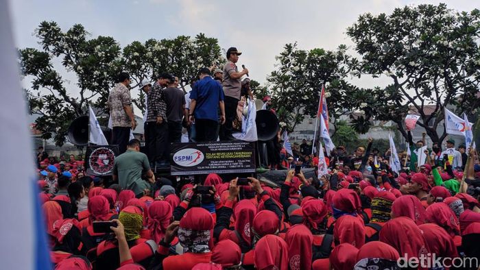 Foto: Kapolda Metro Jaya Irjen Gatot menemui massa buruh (Jefrie/detikcom) Foto: Kapolda Metro Jaya Irjen Gatot menemui massa buruh (Jefrie/detikcom)