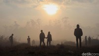 Cahaya matahari begitu dramatis mwnembus hamparan kabut di bumi perkemahan. (Rico Bagus/detikcom)