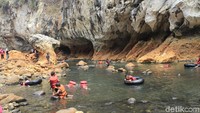 Anak-anak tampak girang menyepak air di sungai berwarna toska bening itu. Di badan mereka terpasang pelampung (Yudha/detikcom)