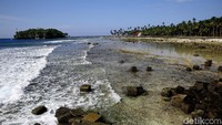 Untuk mencapai Tanjung Wora dapat dilalui dengan berjalan kaki jika air laut surut.