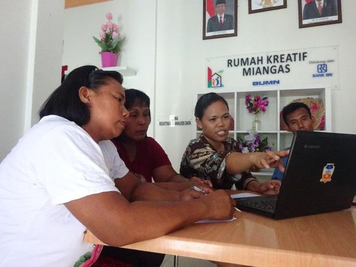 Koordinator RKB BRI tengah menjelaskan tentang RKB kepada para pelaku UKM Miangas (Foto: Faidah Umu Sofuroh/detikcom) Koordinator RKB BRI tengah menjelaskan tentang RKB kepada para pelaku UKM Miangas (Foto: Faidah Umu Sofuroh/detikcom)