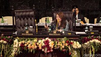 Sidang paripurna tersebut sempat diskors selama 15 menit lantaran sidang hanya dipimpin satu orang. Sidang itu sebelumnya dipimpin Wakil Ketua sementara MPR Hillary Brigitta Lasut. Sidang kemudian dihujani interupsi karena pimpinan hanya satu orang.