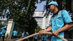 Wow! Petugas Kebersihan Ikut Berbatik