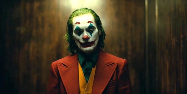 Teranyar, Joker yang dibintangi Joaquin Phoneix. Untuk peran tersebut, Joaquin bahkan rela belajar makeup demi aktingnya yang total. (Foto: IMDb)