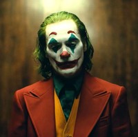 Teranyar, Joker yang dibintangi Joaquin Phoneix. Untuk peran tersebut, Joaquin bahkan rela belajar makeup demi aktingnya yang total. (Foto: IMDb)