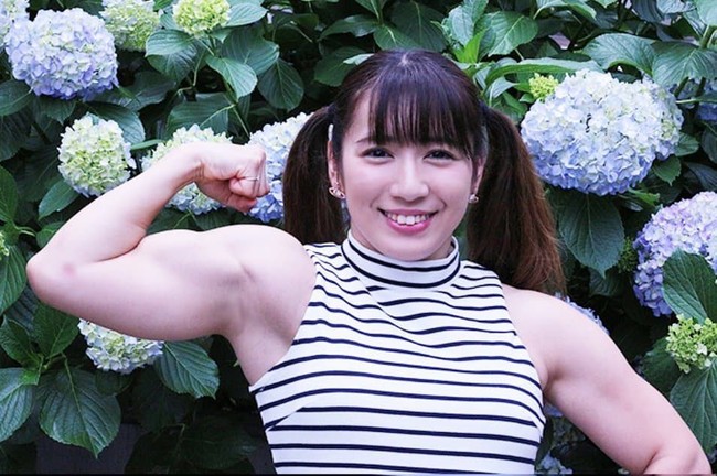 Wanita 26 tahun itu mengawali kariernya sebagai cheerleader. Di samping sebagai pegulat, Saiki juga dikenal sebagai penyanyi. Foto: Instagram @saikireika