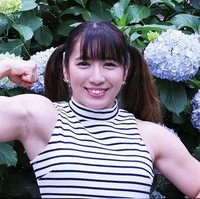 Wanita 26 tahun itu mengawali kariernya sebagai cheerleader. Di samping sebagai pegulat, Saiki juga dikenal sebagai penyanyi. Foto: Instagram @saikireika