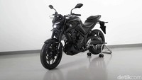 Untuk pertama kalinya bagi Yamaha, motor ini menggunakan lampu sein LED di depan dan belakang.