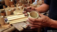 Sebelumnya, Yono sudah berkecimpung selama 15 tahun di dunia seni lukis, latar belakang itulah yang membuat dirinya berkreasi dengan menggunakan bambu sebagai bahan bakunya. Terlebih ia melihat kondisi lingkungan di daerahnya yang masih terdapat banyak bambu membuatnya melihat ada peluang bisnis yang dapat dikembangkan lebih luas.