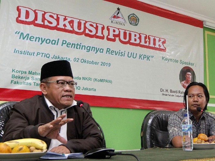 Sekjen Dewan Pimpinan Nasional (DPN) Perhimpunan Advokat Indonesia (PERADI) Sugeng Teguh Santoso, moderator Korps Mahasiswa dan Pemuda NKRI (KomPAN) Rere, Dosen Ilmu Hukum Universitas Pamulang Firdaus dan Mantan Aktivis 98 yang juga Direktur Studi Demokrasi Rakyat Hari Purwanto menjadi pembicara diskusi publik bertema 