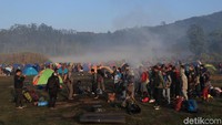 Sejumlah pengunjung memadati kawasan wisata kemah Kampung Cai Ranca Upas ini. (Rico Bagus/detikcom)
