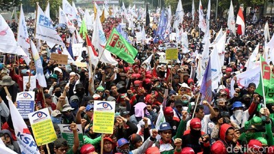 Penampakan Massa Buruh yang Demo di Depan Gedung DPR