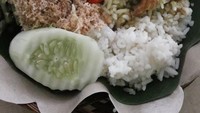 Ini racikan nasi ayam lodho dengan gudangan atau urap sayuran dengan kelapa parut berbumbu. Sedapnya! Foto : Instagram @pangastutigusti