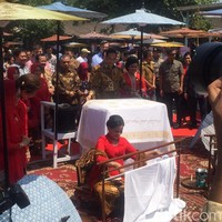 Di acara ini, para peserta akan membatik menggunakan cara tradisional, yakni batik tulis dan cap. Tujuannya untuk meningkatkan apresiasi masyarakat terhadap batik tradisional sehingga pasar batik yang menurun dapat bangkit kembali, kata Ketua Hari Batik Nasional 2019 Diana Santosa dalam jumpa pers di Pura Mangkunegaran, Selasa (1/10/2019). Foto: Daniel Ngantung/Wolipop