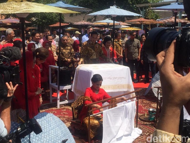 Di acara ini, para peserta akan membatik menggunakan cara tradisional, yakni batik tulis dan cap. Tujuannya untuk meningkatkan apresiasi masyarakat terhadap batik tradisional sehingga pasar batik yang menurun dapat bangkit kembali, kata Ketua Hari Batik Nasional 2019 Diana Santosa dalam jumpa pers di Pura Mangkunegaran, Selasa (1/10/2019). Foto: Daniel Ngantung/Wolipop