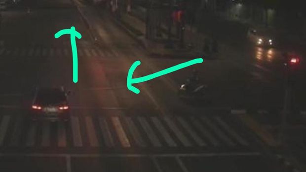 Penampakan mobil yang menerobos lampu merah.