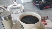 Kecintaannya pada kopi sudah tak bisa dihalangi lagi. Saat berada di Singkawang, ia tak mau melewatkan sarapan tanpa menyeruput kopi. Foto: Instagram @dennysirregar