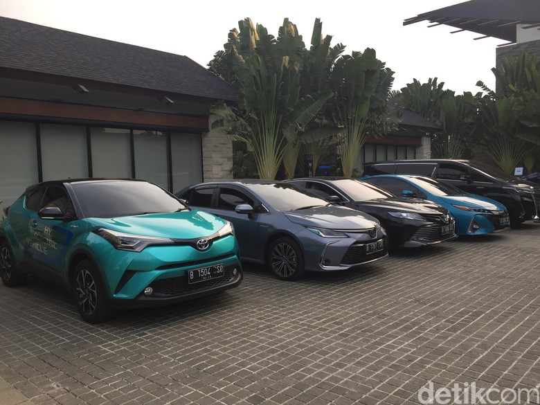 Mobil hybrid Toyota. Foto: Dadan Kuswaraharja Mobil hybrid Toyota. Foto: Dadan Kuswaraharja