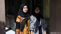 Tak hanya berbagai motif batik, para siswa SMA itu pun mengenakan batik berbagai warna untuk memeringati Hari Batik Nasional.