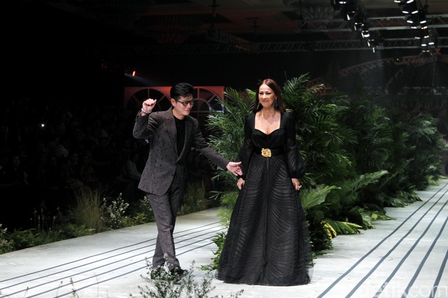 Sebastian Gunawan menampilkan koleksi couturenya bertajuk Incantensimo yang begitu magical. Fashion show Seba digelar di Ballroom Hotel Mulia, Senayan, Jakarta Pusat, Selasa (1/10/2019). Foto: Mohammad Abduh/Wolipop