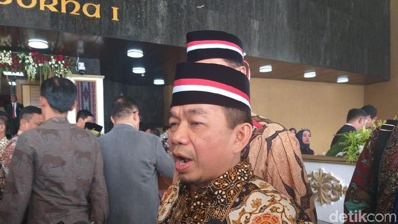 Fraksi PKS Kompak Pakai Pita Merah Putih di Peci, Ini Alasannya Fraksi PKS Kompak Pakai Pita Merah Putih di Peci, Ini Alasannya