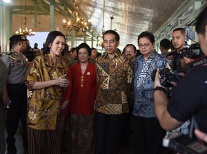 Sekar Jagad, Diplomasi Gaya Jokowi di Hari Batik Nasional