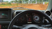 detikcom sendiri mencoba unit Jimny yang bertransmisi otomatis, dengan warna ikonik hijau stabilo. Lalu seperti apa impresi mengendarai mobil SUV berukuran kompak ini?/Foto: Luthfi Anshori