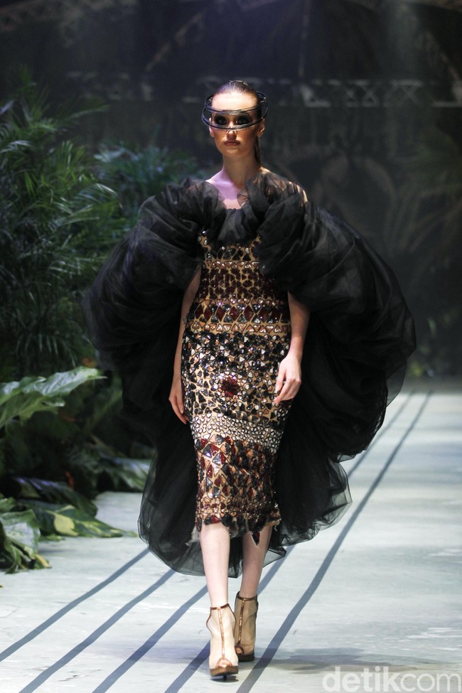 Sebastian Gunawan menampilkan koleksi couturenya bertajuk Incantensimo yang begitu magical. Fashion show Seba digelar di Ballroom Hotel Mulia, Senayan, Jakarta Pusat, Selasa (1/10/2019). Foto: Mohammad Abduh/Wolipop