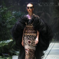 Sebastian Gunawan menampilkan koleksi couturenya bertajuk Incantensimo yang begitu magical. Fashion show Seba digelar di Ballroom Hotel Mulia, Senayan, Jakarta Pusat, Selasa (1/10/2019). Foto: Mohammad Abduh/Wolipop