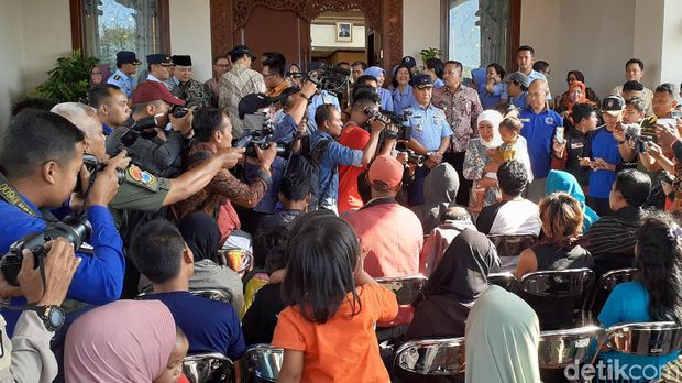 Gubernur Khofifah menggendong anak salah satu pengungsi