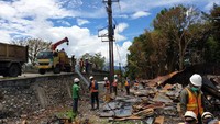 Pekerjaan hari ini dimulai dengan memulihkan jaringan di sekitar jl. Hom Hom, Wamena. Tiga puluh dua petugas dikerahkan untuk menyisir dan memperbaiki jaringan di lokasi tersebut. Selain itu, PLN juga telah mengirimkan sejumlah peralatan yang dibutuhkan dari Jayapura. Istimewa/Dok PT PLN (Persero).