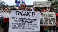 Aksi unjuk rasa yang digelar di depan Gedung Sate, Bandung, Jawa Barat, itu untuk menyuarakan sejumlah tuntutan dari para buruh kepada pemerintah. Ketiga tuntutan itu adalah menolak revisi UU Ketenagakerjaan no 13/2003 yang merugikan buruh, menolak kenaikan iuran BPJS Kesehatan, dan menagih janji revisi PP 78/2015 tentang pengupahan.